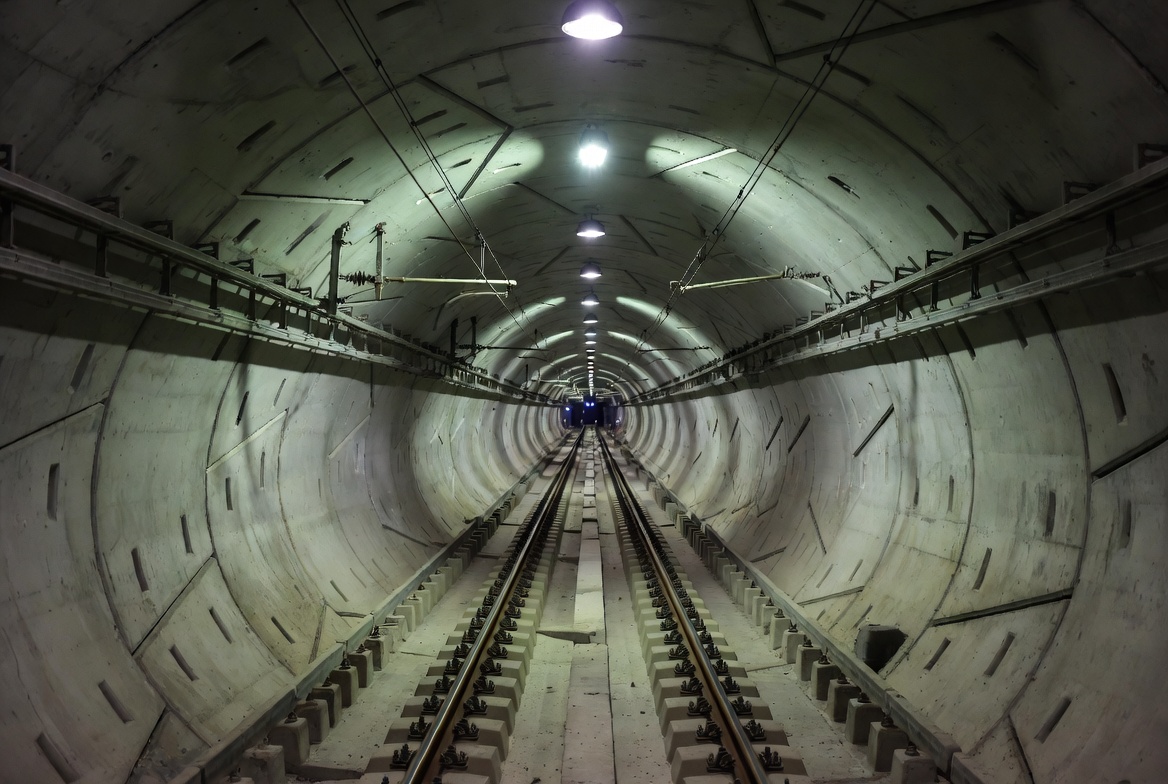 Plafon desprins în tunelul M4: două ore fără metrou